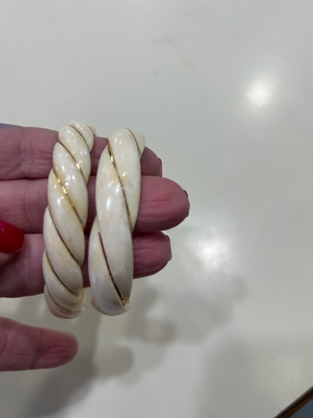 One of two Elegant Ivory with 14 Karat Gold Wire Twisted Bracelet. - Picture 7 of 8